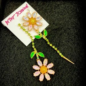 Betsy Johnson flower earrings nwt